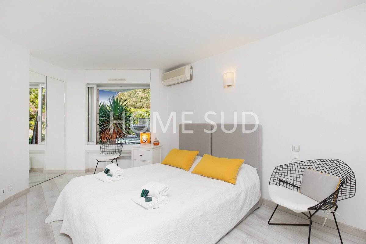 A bedroom with a bed and a chair and a sign that says home sud