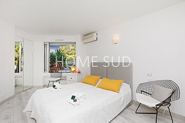 A bedroom with a bed and a chair and a sign that says home sud