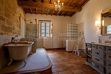 A bathroom with the word janssens on the wall