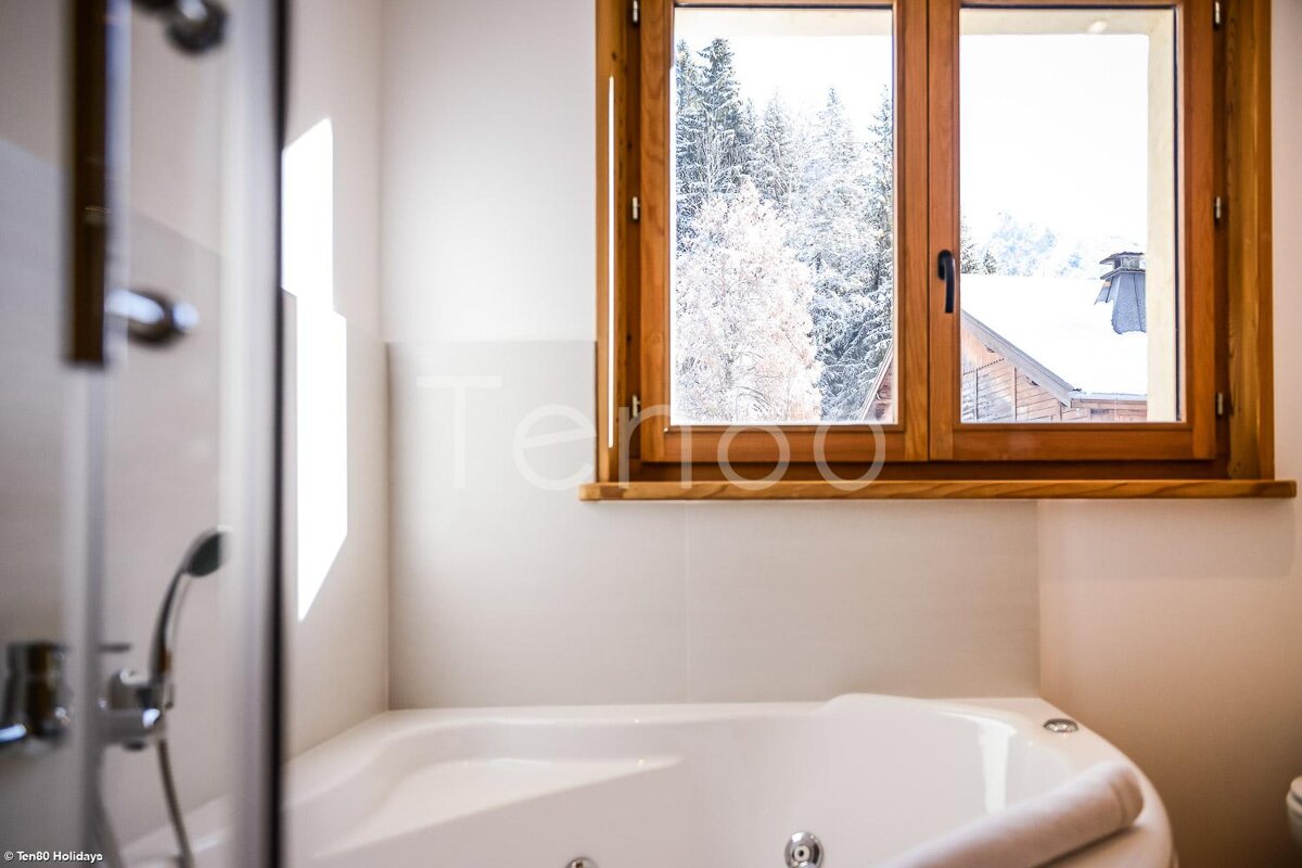 A bathroom with a jacuzzi tub and a window that says terroo