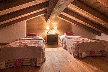 A bedroom with two twin beds and a nightstand