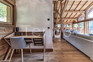 A desk and chair in a room with the word tenda on the wall