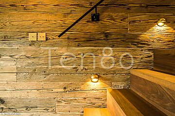 A wooden wall with the word tengo on it