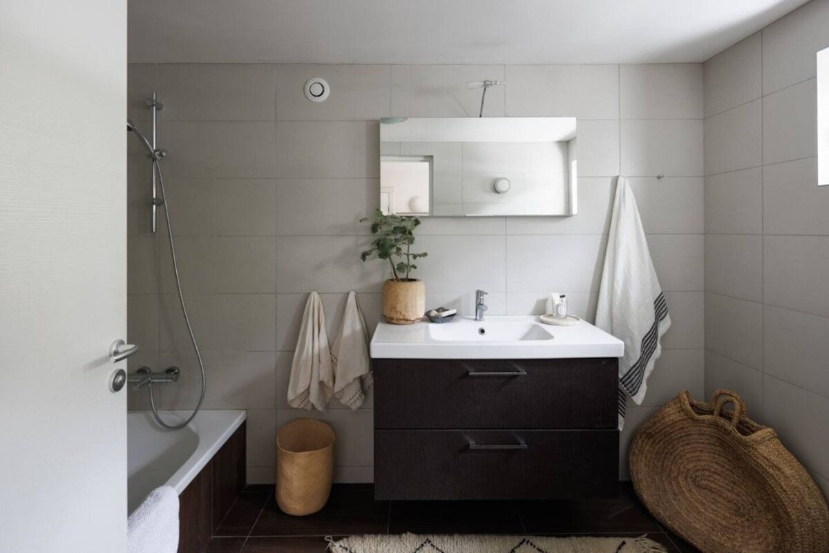 A bathroom with a sink and a mirror above it
