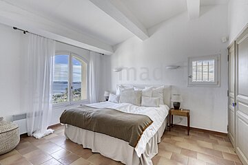A bedroom with the word mac on the wall
