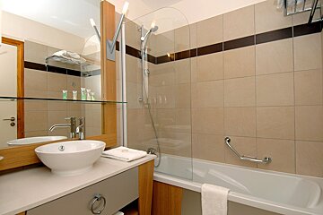 A bathroom with two sinks and a bathtub