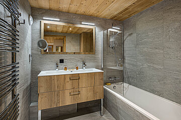 A bathroom with two sinks and a bathtub