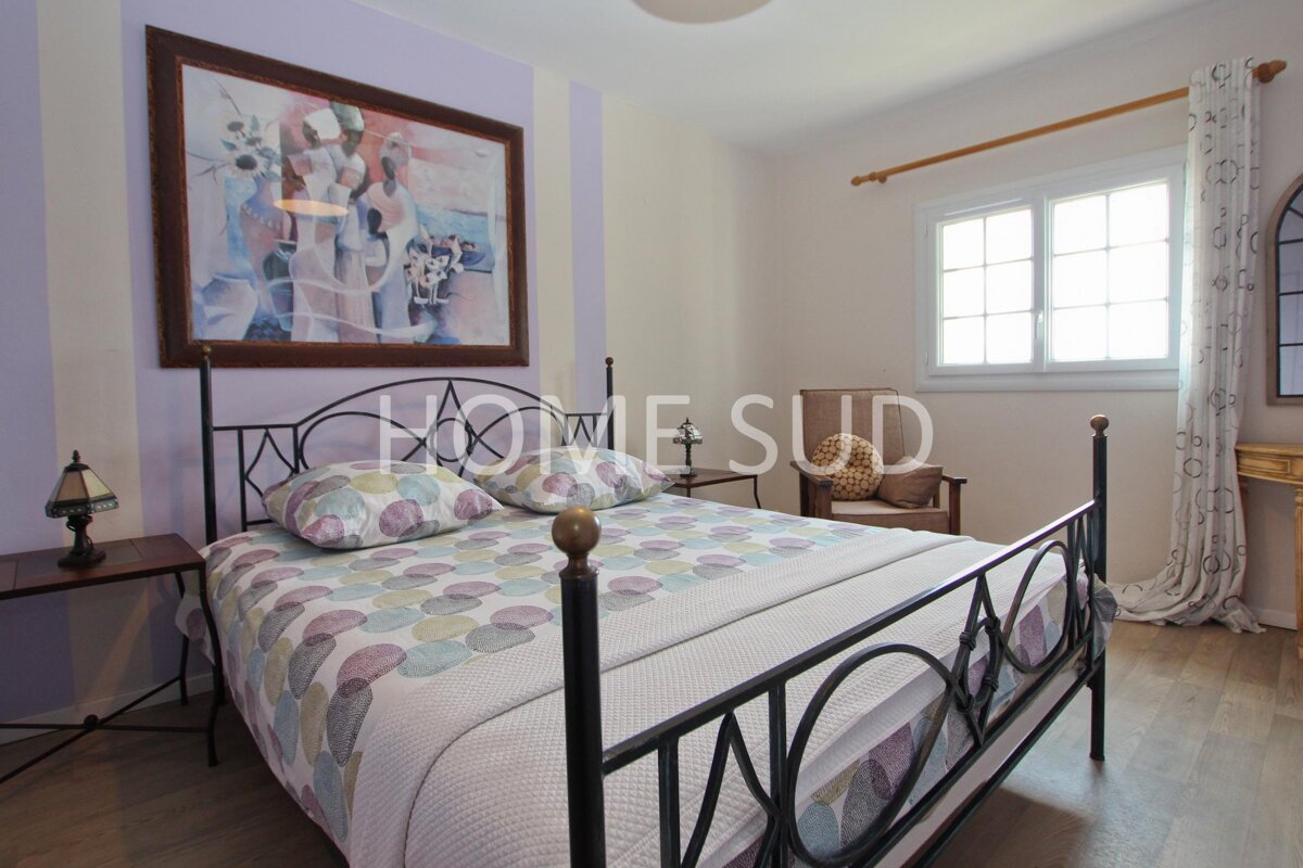 A bedroom with a bed and a picture above it that says home sud