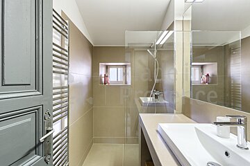 A bathroom with the word provence on the wall