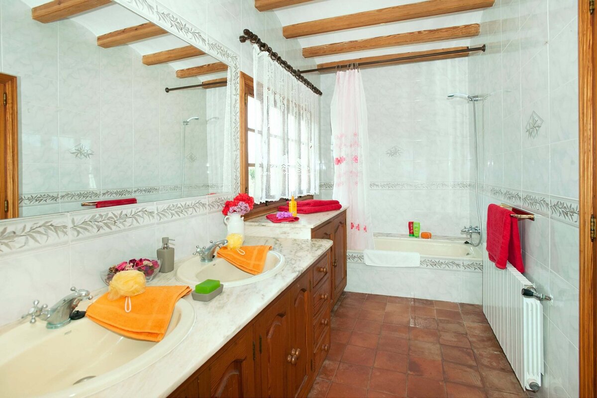 A bathroom with two sinks and a bathtub