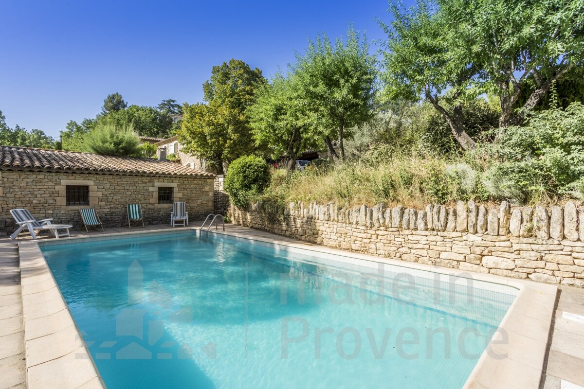 A large swimming pool with the word provence on the bottom