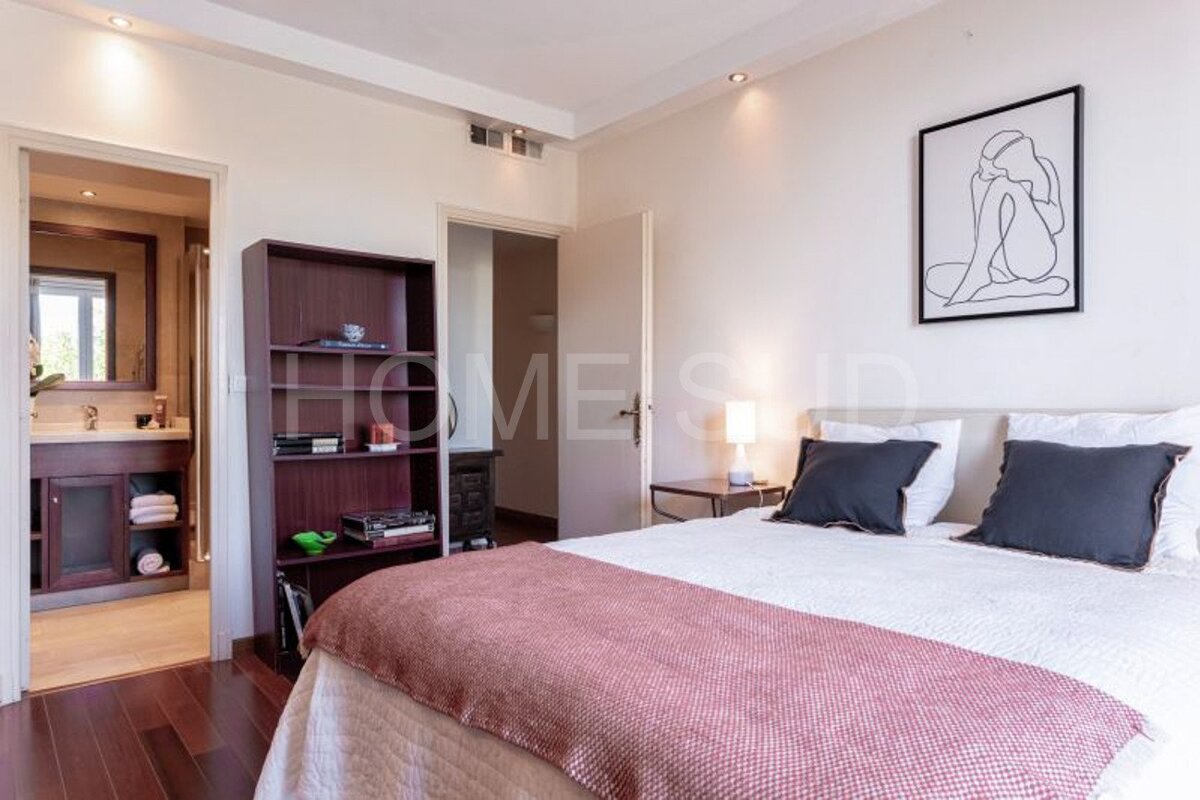 A bedroom with the word home on the wall