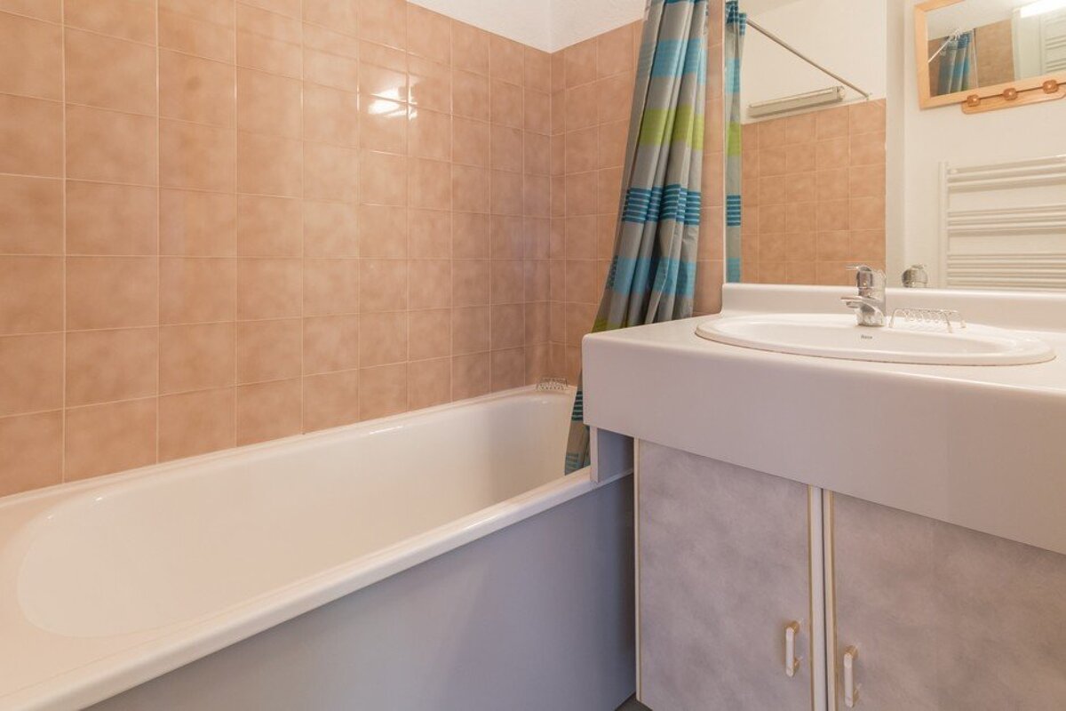 A bathroom with a sink and a bathtub