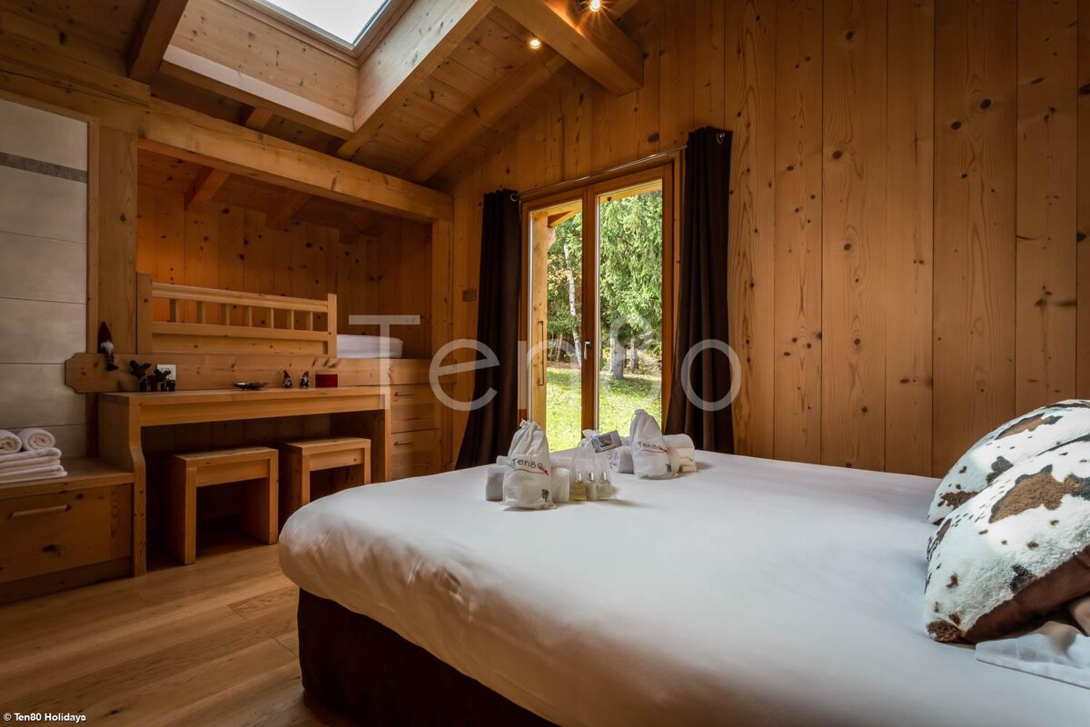 A bedroom with a bed and a window with the word te on it