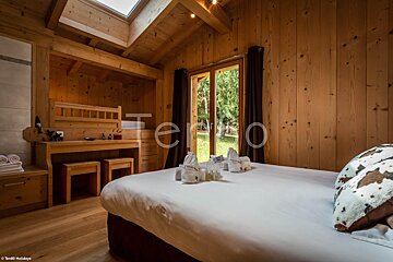 A bedroom with a bed and a window with the word te on it