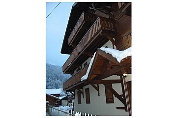 A building with the letter n on the side of it