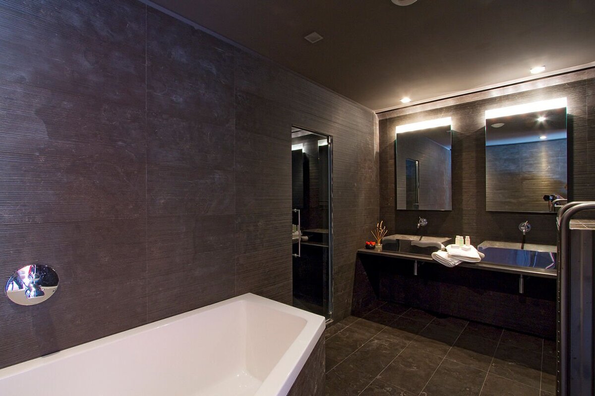 A bathroom with two sinks and a bathtub