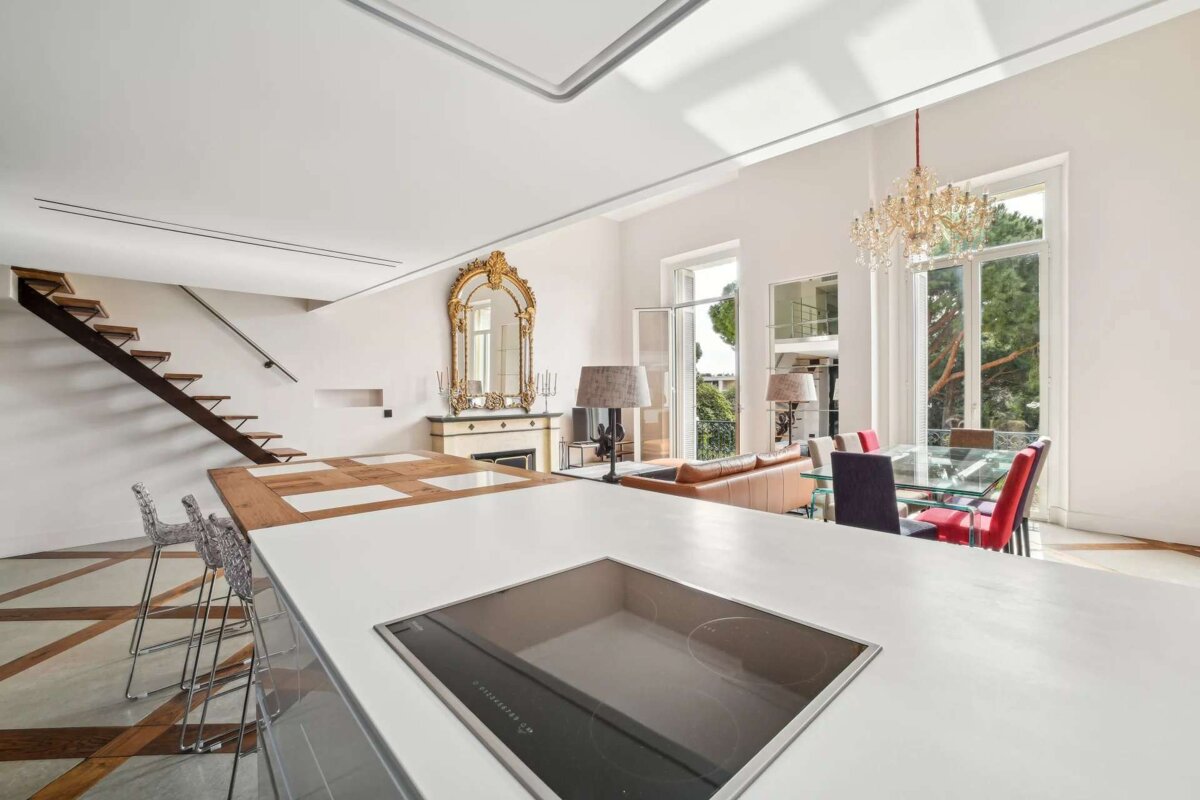 A kitchen with a stove top oven that says ' siemens ' on it