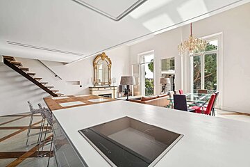 A kitchen with a stove top oven that says ' siemens ' on it