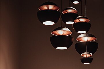 A bunch of lights hanging from the ceiling in a dark room