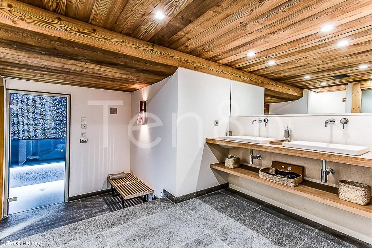 A bathroom with two sinks and the word ten on the wall