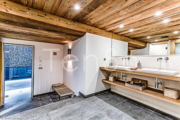 A bathroom with two sinks and the word ten on the wall
