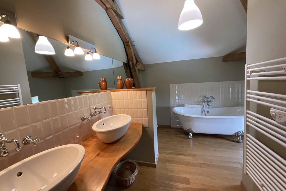 A bathroom with two sinks and a bathtub