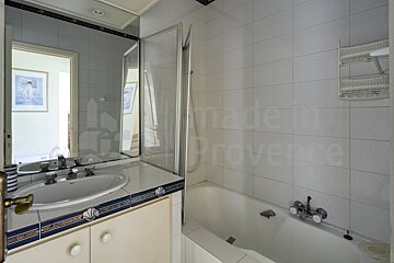 A bathroom with the words made in provence on the wall