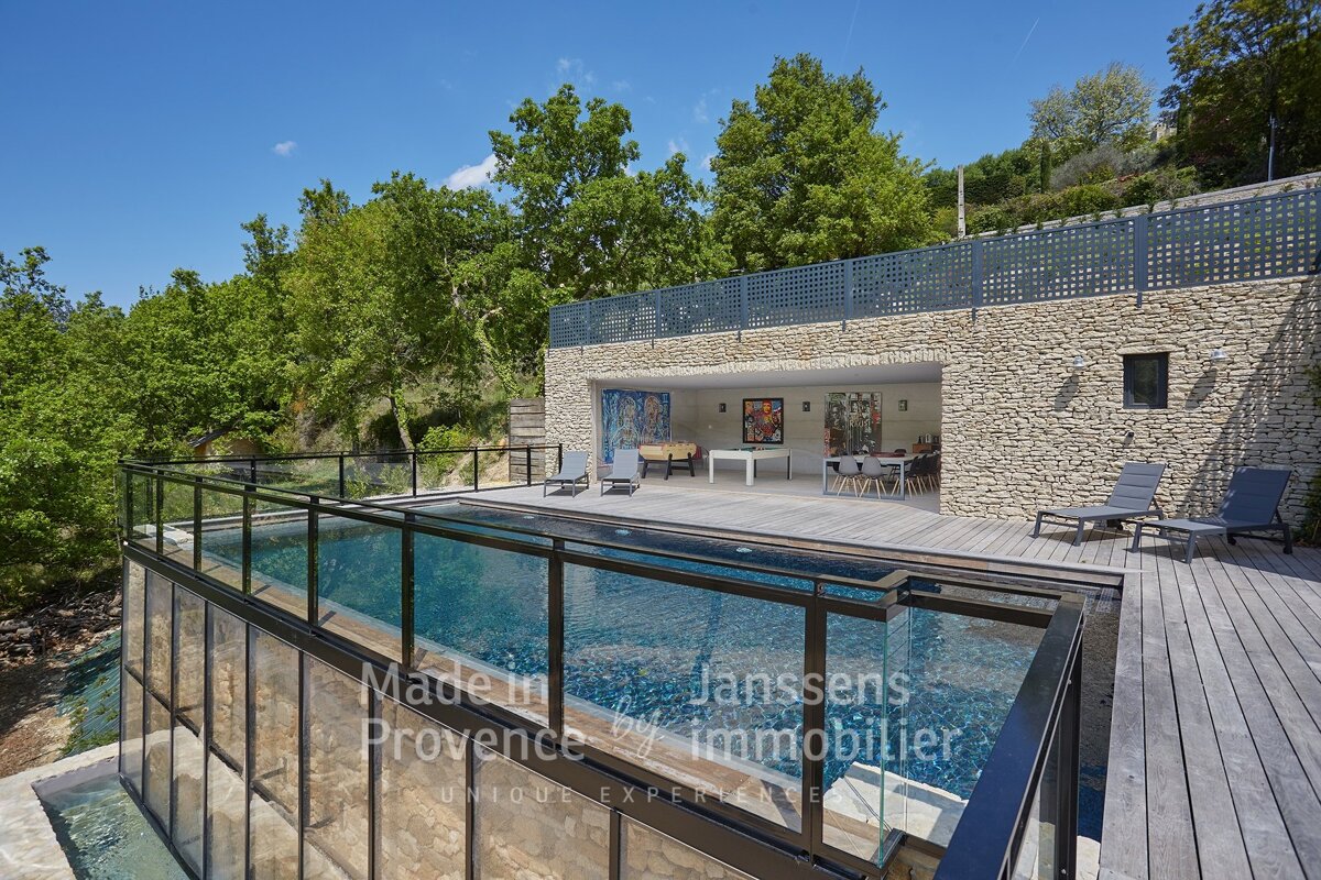 The word janssens is on the side of a building