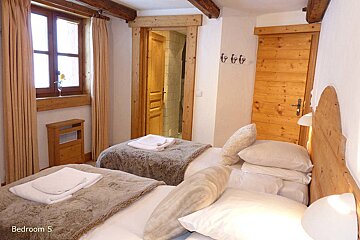 A bedroom with two beds and the words bedroom 5 on the bottom