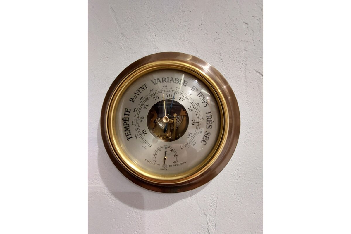 A barometer with the word tempeste on it