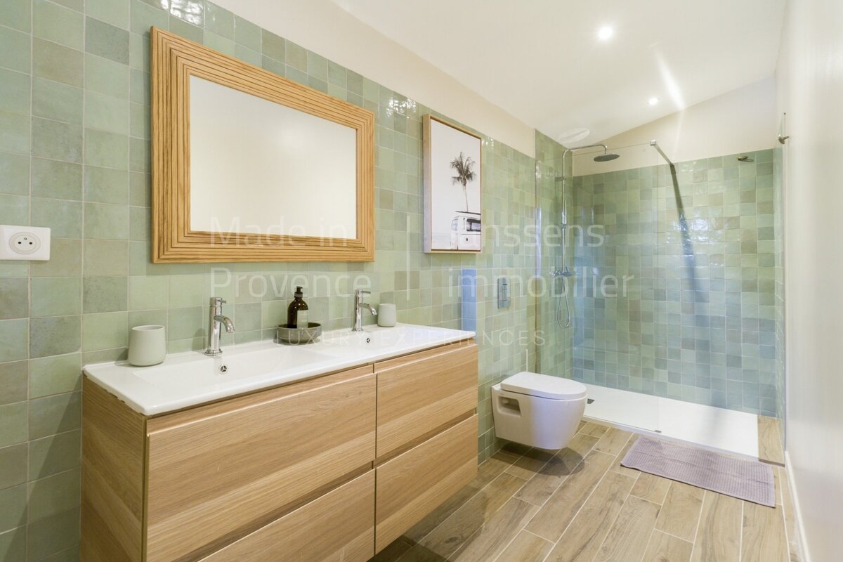 A bathroom with provence immobilier written on the wall