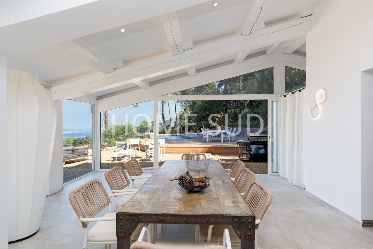 A dining room with a table and chairs and a sign that says home sud