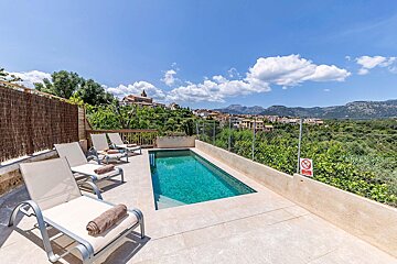 A swimming pool with a sign that says no diving