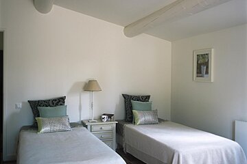 A bedroom with two twin beds and a nightstand