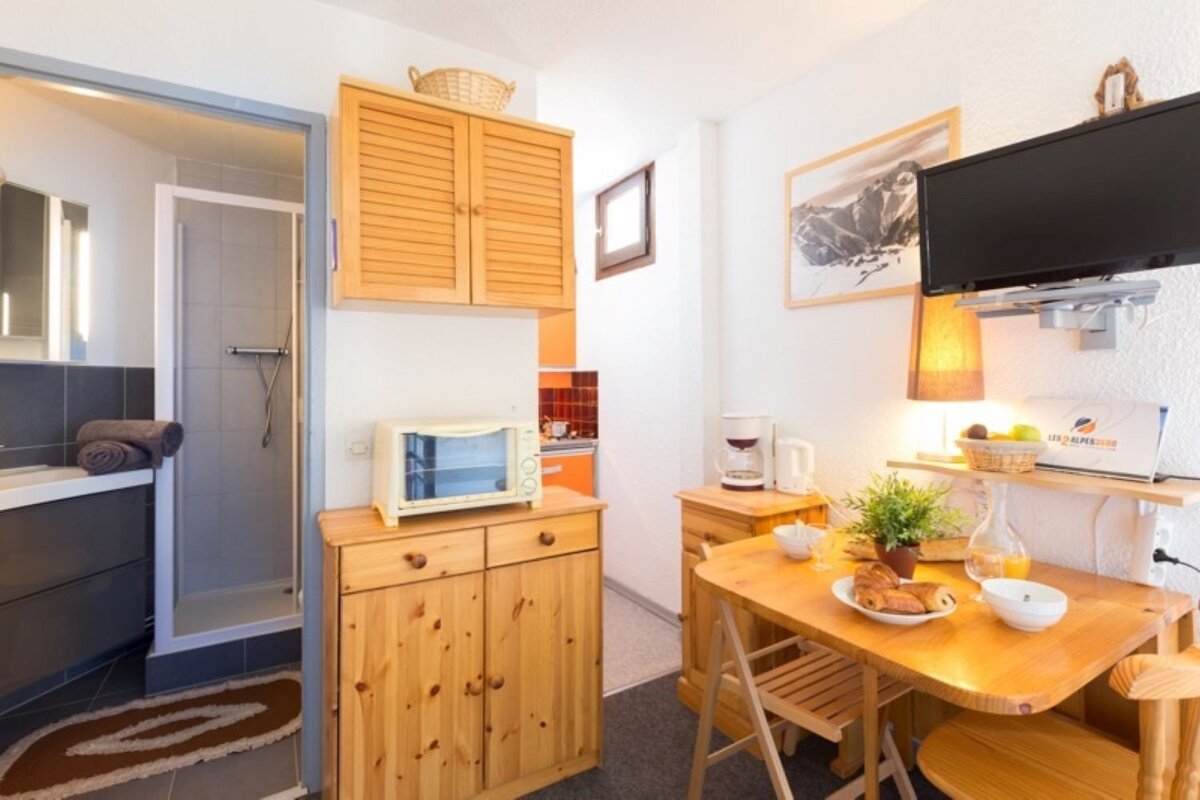 A small room with a tv and a sign that says ' l' express ' on it