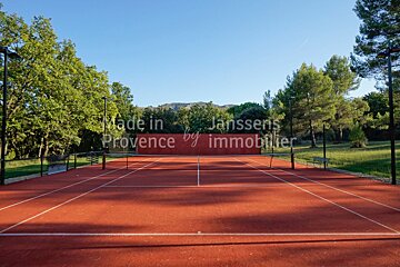 A tennis court made in provence by immobilier