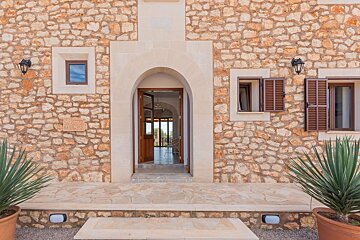A stone building with a sign that says ' alquiler ' on it
