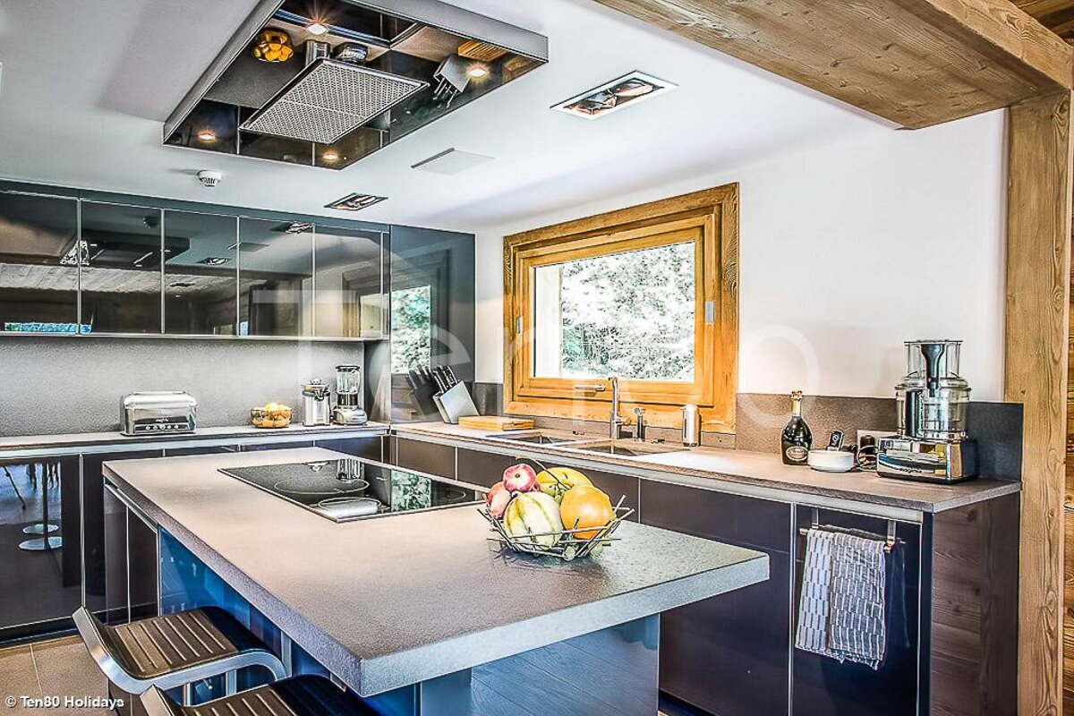 A kitchen with a bowl of fruit on the counter