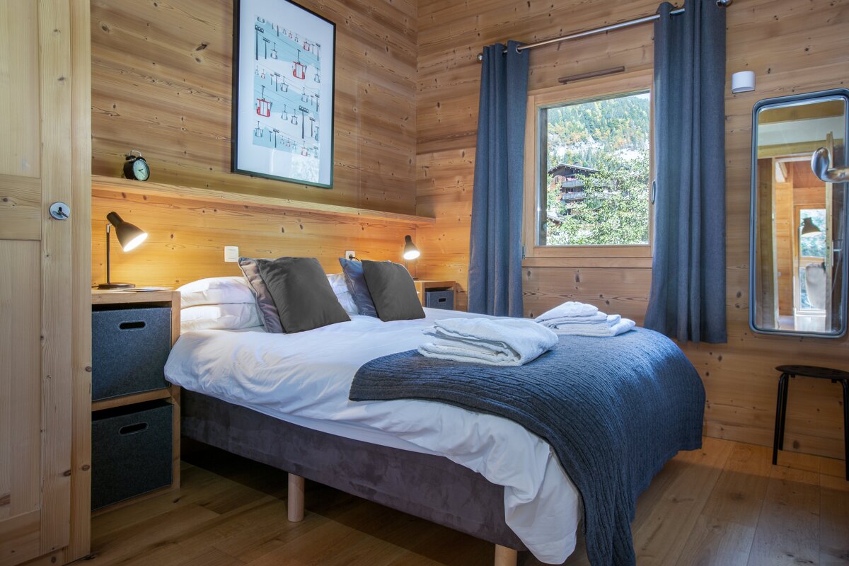 A bedroom with a bed and a clock on the wall