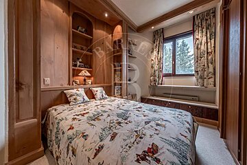 A bedroom with a bed and a sign that says barnes