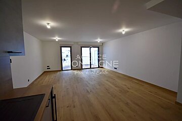 An empty room with the word agence on the wall