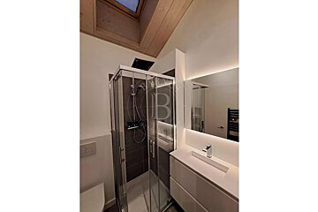 A bathroom with the letter b on the wall