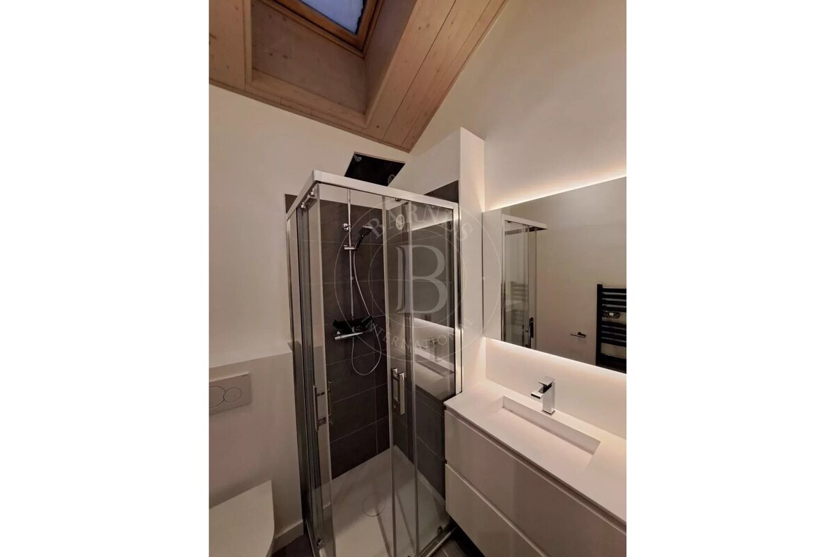 A bathroom with the letter b on the wall