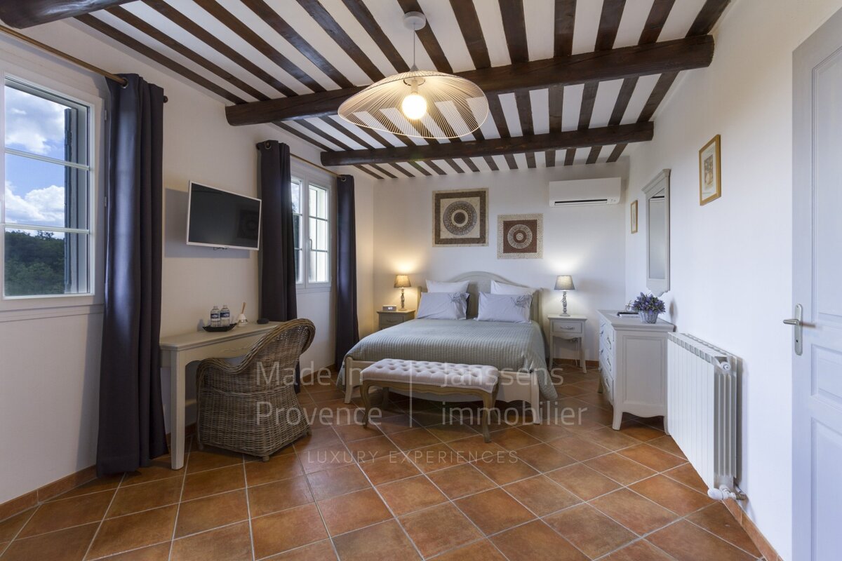 A bedroom with made in provence written on the wall