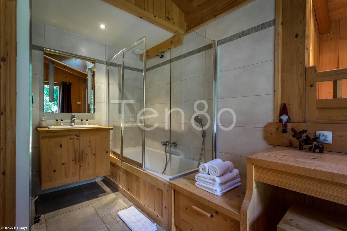 A bathroom with the word ten80 on the wall