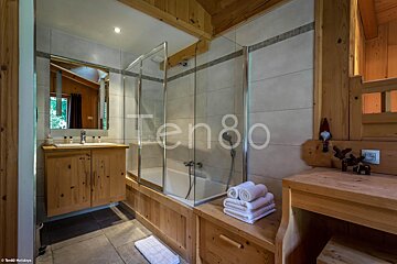 A bathroom with the word ten80 on the wall