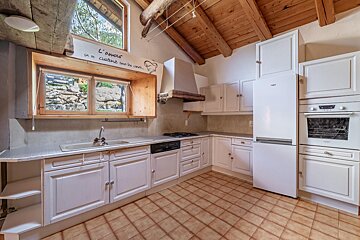 A kitchen with a sign that says l' amour on it