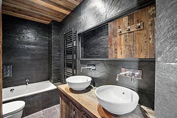 A bathroom with two sinks and a bathtub