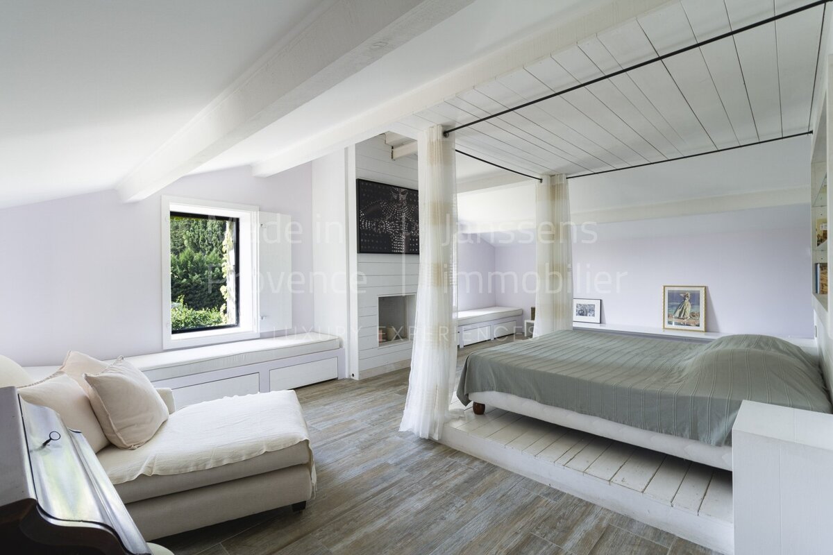 A bedroom with the word immobilier on the wall